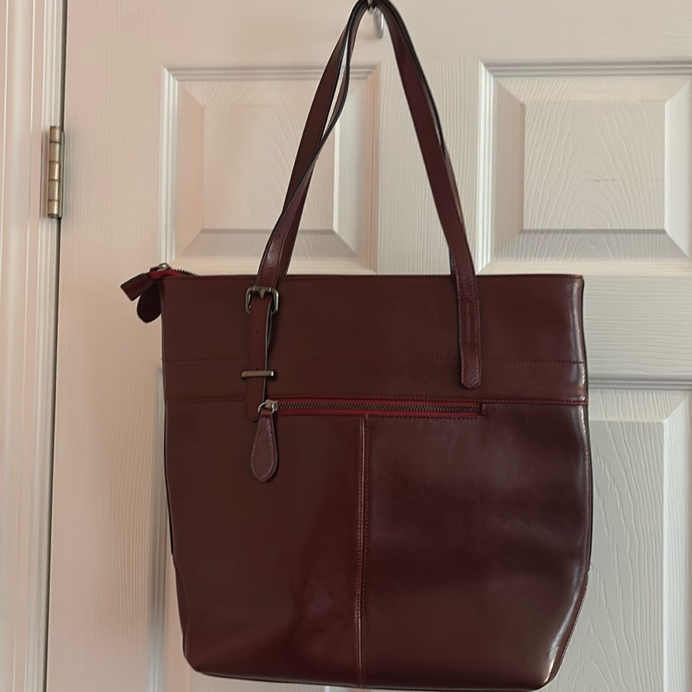 Deep wine red leather tote new condition, multiple zippered pockets. No flaws